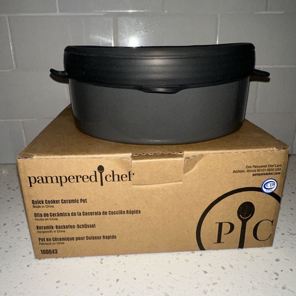 Pampered Chef Quick Cooker Ceramic Pot #100043 Silicone Lid - open box